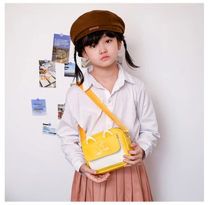 Sac bandoulière koala jaune pour enfants porté avec chemise blanche et béret brun