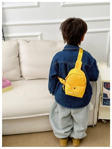 Detail der leuchtend gelben Kinder Brusttasche mit COOL BOY Schriftzug und Gurt