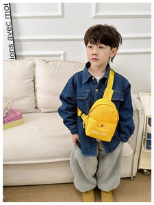 Detail der gelben Kinder-Brusttasche aus Segeltuch mit COOL BOY Aufdruck und Gurt