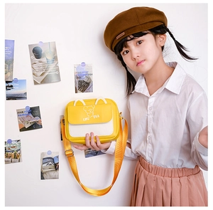 Détail d'un mini sac bandoulière pour enfants motif ours en jaune et crème avec oreilles 3D
