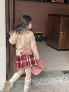 Détail du petit sac bandoulière rose en forme de veste pour fille accessoire tendance