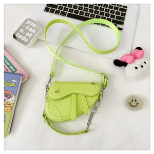 Détail d'un mini sac selle vert fruit en cuir litchi avec chaîne en métal argenté