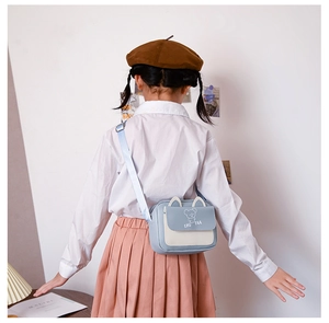 Détail du sac à bandoulière bleu clair avec oreilles de chat 3D et motif koala