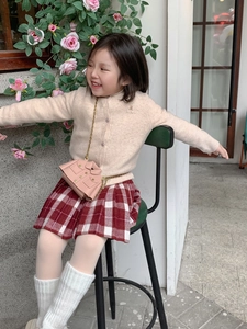 Mini sac bandoulière rose en forme de veste avec cardigan tricoté et jupe plissée enfant