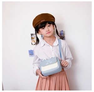 Détail de l'imprimé ours mignon sur le mini sac bandoulière en similicuir beige et bleu