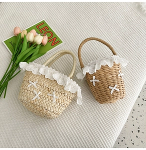 Détails de sacs seaux en paille tissée avec bordure en dentelle blanche et rubans