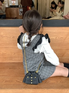 Détail du mini sac à bandoulière créatif en forme de veste avec chaîne dorée et robe à carreaux