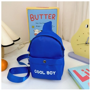 Detailansicht der königsblauen Nylon-Kindertasche mit COOL BOY-Print und Metalldruckknopf