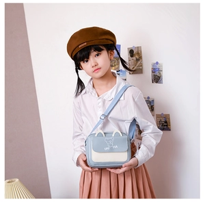 Détail du mini sac koala bleu et blanc avec oreilles de chat 3D et bandoulière réglable