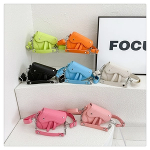 Mini sacs de selle en PU texturé en sept couleurs sur des supports blancs épurés