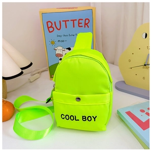 Fluoreszierende grüne Gürteltasche für Kinder mit COOL BOY Print und Fronttasche