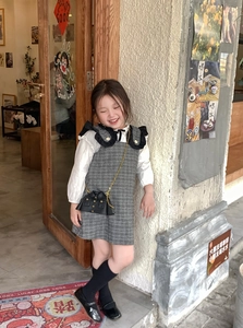 Détail du mini sac bandoulière enfant style blouson motard noir avec chaîne en métal