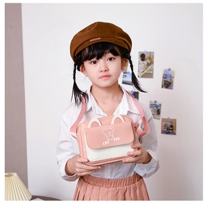 Détail de la pochette rose et blanche pour enfant avec imprimé koala et oreilles