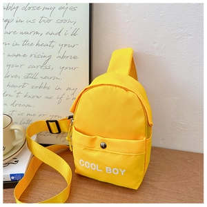 Detail der gelben Kinder-Brusttasche aus Nylon mit COOL BOY Aufdruck und Druckknopftasche