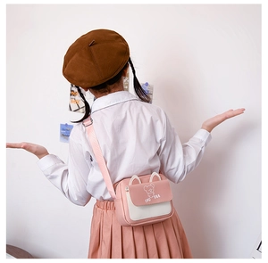 Détail d'un sac bandoulière rose et blanc pour enfants avec koala et oreilles 3D