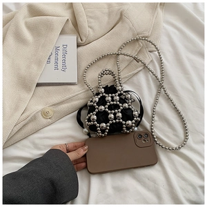 Detail der Mini-Perlen-Beuteltasche in Silber mit schwarzem Futter und langer Kette