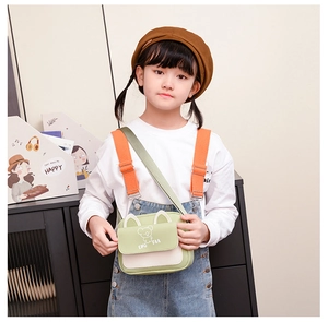 Détail du mini sac carré pour enfants avec imprimé koala et bandoulière orange
