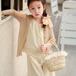 Sac seau en paille pour enfants avec nœud en dentelle et tenue de cardigan chic
