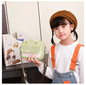 Gros plan détaillé du mini sac à bandoulière koala avec sangle verte réglable pour enfants