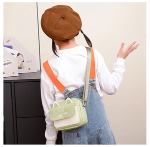 Vue de dos d'un enfant portant le sac bandoulière koala vert mignon avec oreilles 3D