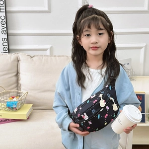 Schwarze Kinder Brusttasche im japanischen Stil mit Hasenprint und 3D-Hasen-Zipper