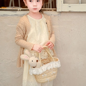 Sac seau en paille pour enfants avec bordure en dentelle blanche et rubans et lapin en peluche