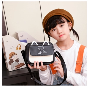 Détail du mini sac à bandoulière panda pour enfants avec des oreilles de chat mignonnes