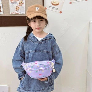 Süße lila Kindertasche mit Comic-Mustern und einem weißen Hasen-Reißverschlusskopf