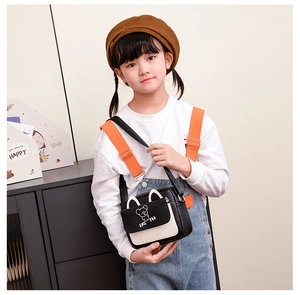 Détail de l'imprimé koala sur le mini sac bandoulière noir et blanc pour enfants
