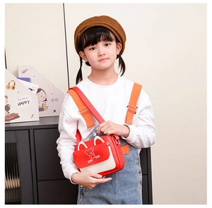 Détail du sac à bandoulière enfant rouge et blanc avec imprimé koala et oreilles animales