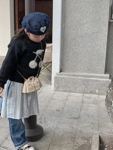 Détail du mini sac bandoulière beige en forme de veste avec chaîne en métal chic
