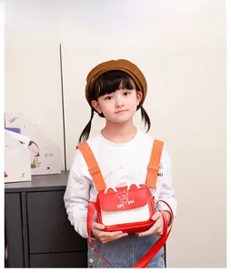 Détail du mini sac bandoulière rouge et blanc pour enfant avec oreilles d'ours et motif