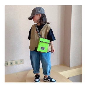 Sac bandoulière enfant vert néon en cuir verni avec bandoulière à carreaux chic