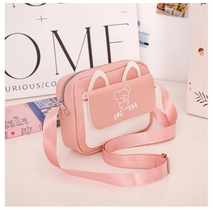 Vue détaillée du sac bandoulière enfant avec ourson cartoon et sangle rose réglable