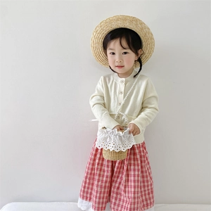 Kids summer straw bucket bag with elegant pearl handle and lace details for girls