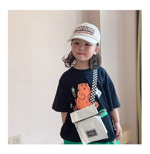 Style streetwear pour enfants avec un petit sac bandoulière blanc et une sangle à damier