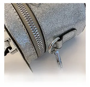 Détail du sac seau à paillettes argentées avec fermeture éclair et crochets métalliques robustes