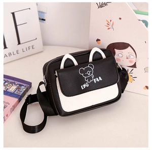 Détail d'un mini sac bandoulière dessin animé avec oreilles de chat et imprimé ours