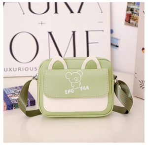 Détail du sac bandoulière oreilles d'ours avec imprimé koala et sangle réglable
