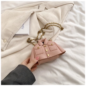 Détails du mini sac bandoulière rose style veste avec chaîne dorée et boutons dorés