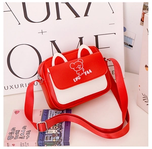 Détail du mini sac carré rouge et blanc avec oreilles de koala et bandoulière réglable