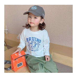 Détail du t-shirt blanc UCLA à manches longues avec ours cartoon et texte Bruins bleu