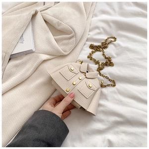 Détails du mini sac bandoulière créatif en forme de veste, cuir texturé de couleur blanc cassé