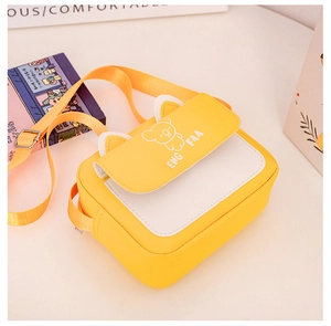 Détail du sac à bandoulière jaune et blanc avec imprimé koala et oreilles de chat 3D
