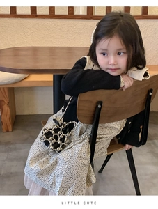 Detail der kreativen Mini-Perlen-Beuteltasche für Mädchen mit Metallperlen und Beutel