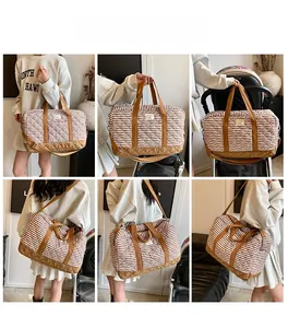 Détail du sac à langer matelassé à rayures avec bandoulière réglable et grand volume