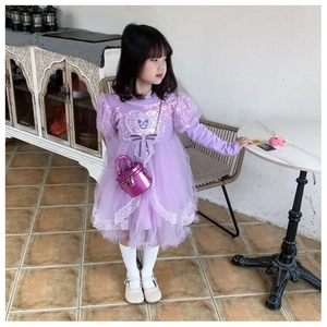 Détail d'un mini sac seau violet scintillant pour fille avec fermeture éclair de qualité