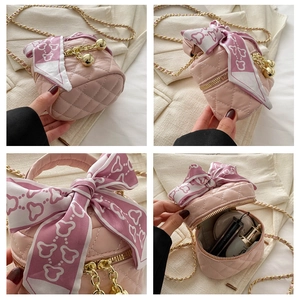 Détails du mini sac cylindrique matelassé rose avec chaîne dorée et nœud en soie