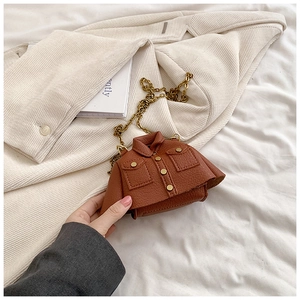 Mini sac bandoulière marron en forme de manteau avec chaîne dorée et boutons