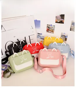 Détail de mini sacs bandoulière colorés pour enfants en six couleurs vives et variées